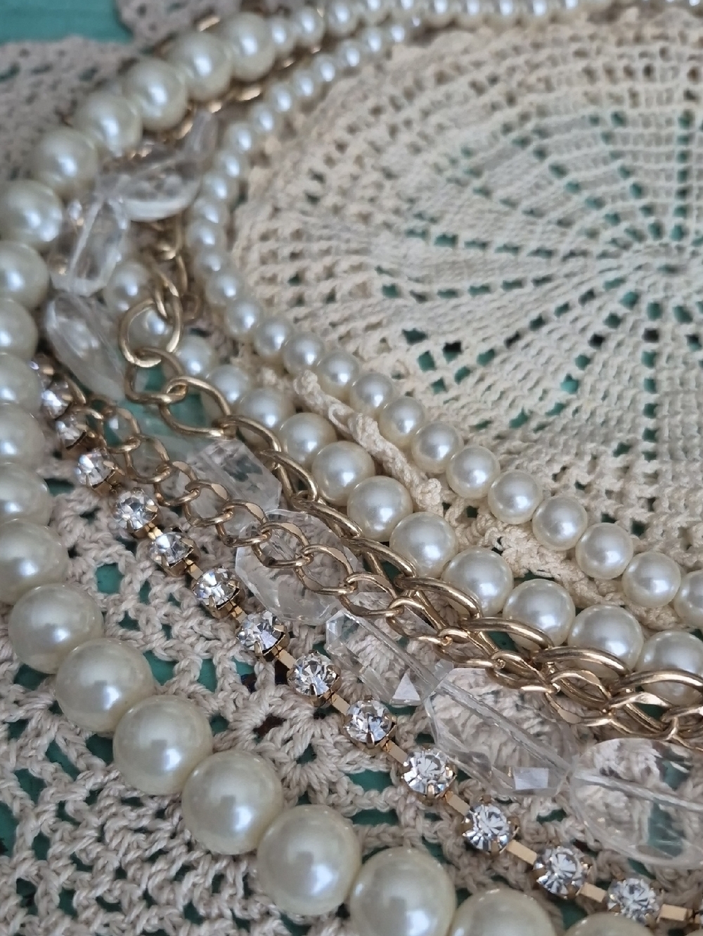 🌙Multilayer Pearl and Gold Rhinestone 7 Layer Statement Necklace - Picture 3 of 5